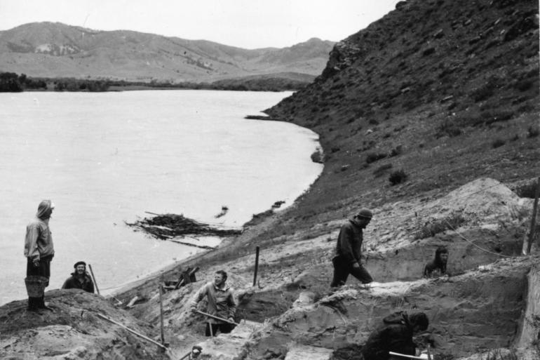 Excavation in 1976 at the Ust'-Kyakhta-3 site on the right bank of the Selinga River in the Russian Republic of Buryatia (Yurik Alert)
